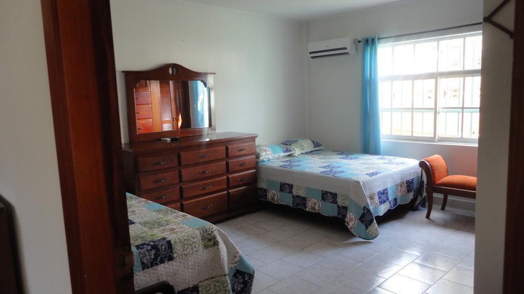 Quarto Triplo com Banheiro Privativo